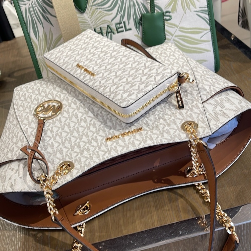 MICHAEL KORS
Jet Set Lg Shoulder Bag & JST Lg Travel CONTINENTAL wallet-wristlt - Picture 3 of 16